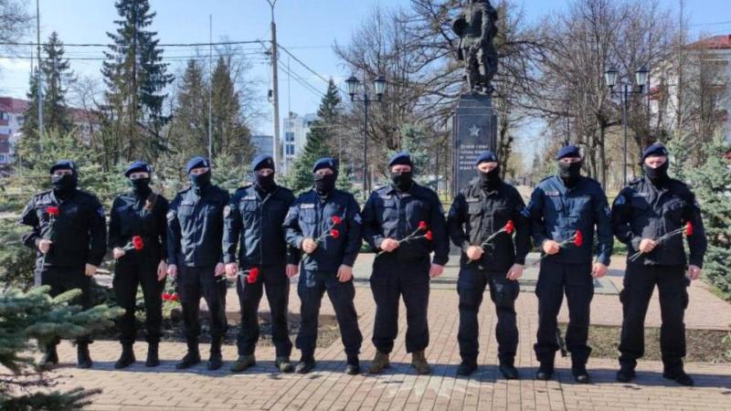 Сотрудники СОБР подмосковного главка Росгвардии приняли участие в акции "Поклонимся"