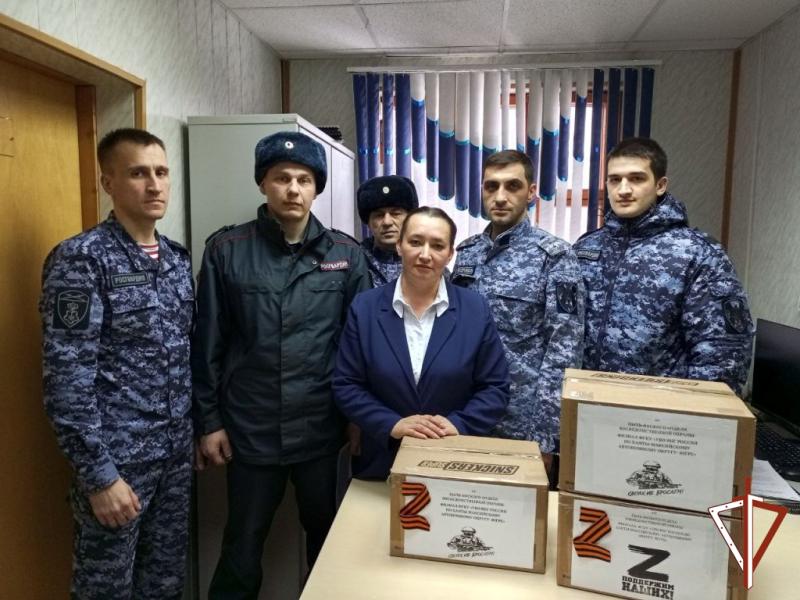 В Югре Росгвардия помогла собрать и перевезти очередную партию посылок на СВО