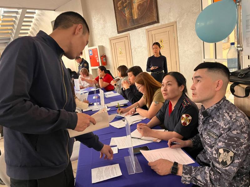 Росгвардейцы приняли участие во Всероссийской ярмарке по трудоустройству в г. Кызыле