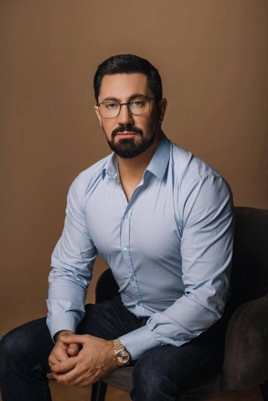 Самую высокую награду в медицине «Заслуженный врач Чеченской республики» получил пластический хирург Вардан Хачатрян