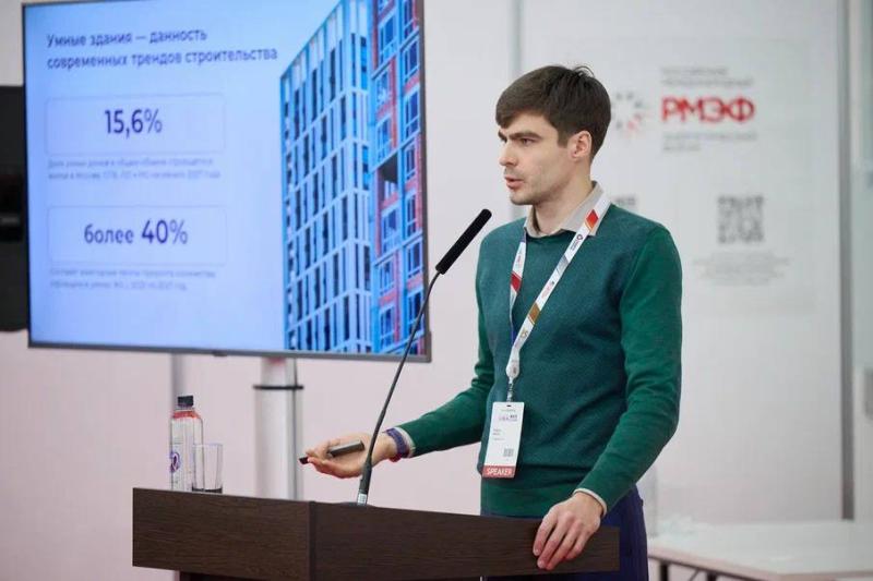 Коммерческий директор «Диспетчер 24» Антон Козлов рассказал о преимуществах умных зданий на выставке «ЖКХ России – 2025»