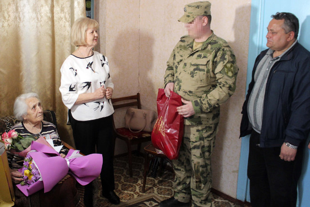 Труженицу тыла с вековым юбилеем поздравили росгвардейцы в Херсонской области
