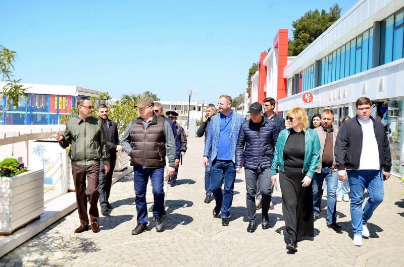 Депутат ЗСК Виктор Тепляков проверил готовность пляжей Сочи к майским праздникам