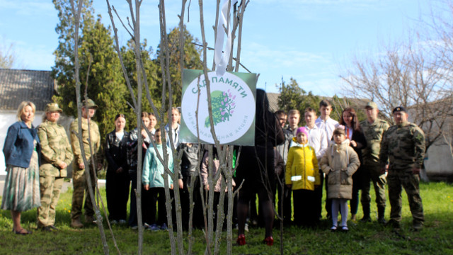 Росгвардейцы вместе со школьниками Херсонской области посадили аллею к 80-летию Великой Победы