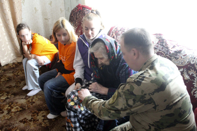 Росгвардейцы поздравили детей войны в Херсонской области