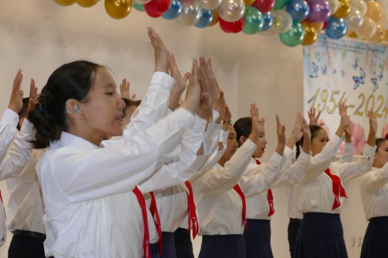 СОБР «Эзир» Росгвардии поздравил подшефную школу-интернат для детей с нарушениями слуха