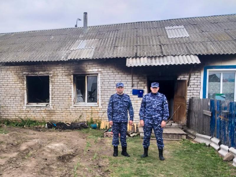 Росгвардейцы спасли мужчину во время пожара в Марий Эл