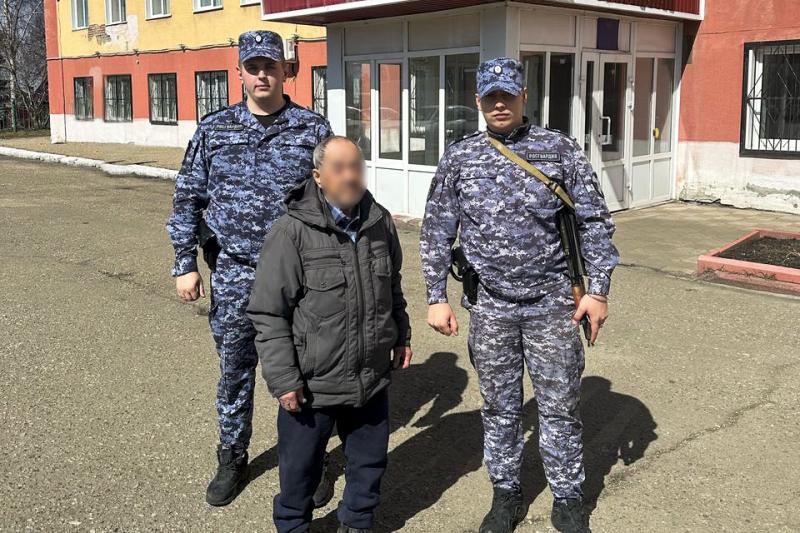 В Кузбассе сотрудники Росгвардии помогли 79-летнему пенсионеру вернуться в родной дом