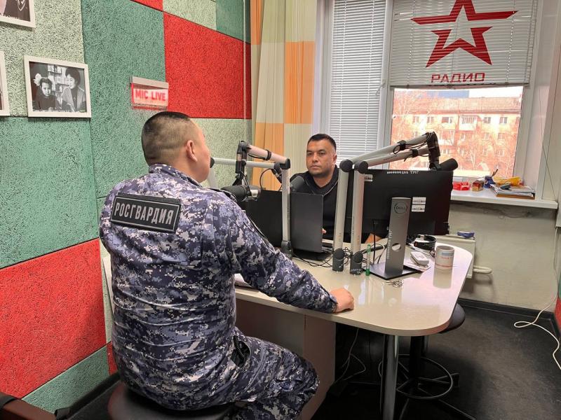 Офицер вневедомственной охраны рассказал на Радио «Звезда – Кызыл» о военных вузах Росгвардии
