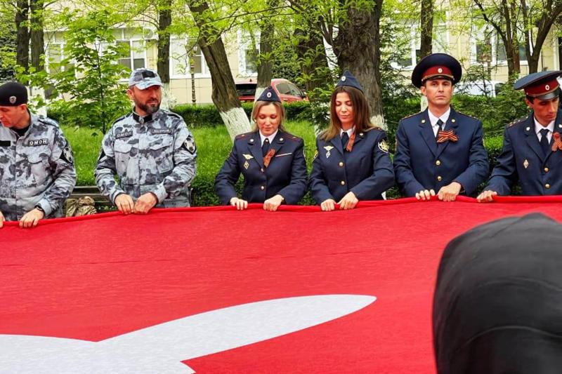Сотрудники УФСИН приняли участие во Всероссийской патриотической акции развертывания Знамени Победы