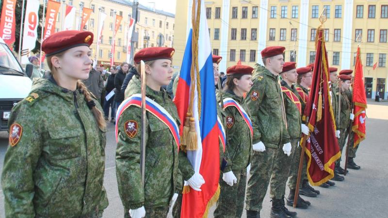 Подшефные росгвардейцев приняли участие в церемонии прощания со знаменем