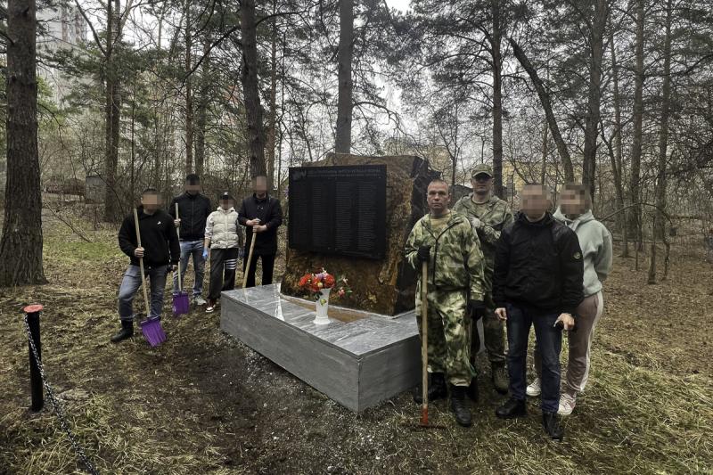 Сотрудники отдела ФСБ России по Уральскому округу и военнослужащие Росгвардии облагородили мемориал павшим воинам