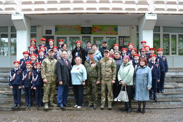 Росгвардейцы приняли участие в церемонии открытия мемориальной доски в саранской подшефной школе