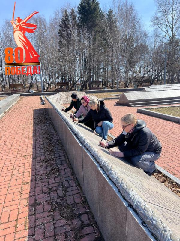 Работники ЖКС № 10 филиала ФГБУ «ЦЖКУ» Минобороны России (по ВКС) приняли участие в восстановлении мемориального комплекса.