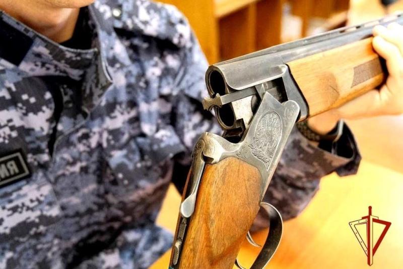 Орловчанка нашла охотничье ружье покойного мужа и сдала в Росгвардию