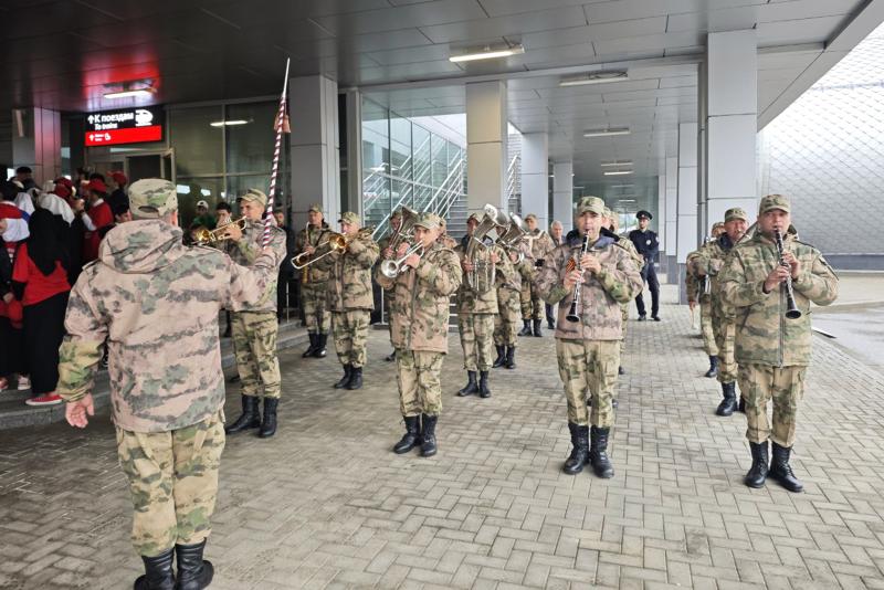Оркестр Росгвардии принял участие во встрече агитационного поезда-музея в Гудермесе