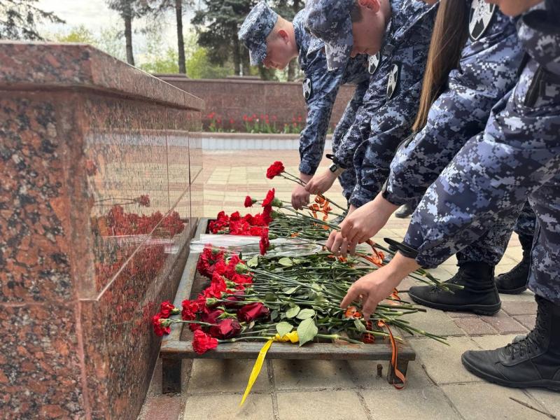 Чеховские росгвардейцы почтили память Героев Великой Отечественной войны и возложили цветы к вечному огню.