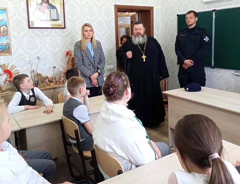 В Орле учащиеся гимназии встретились с росгвардейцами