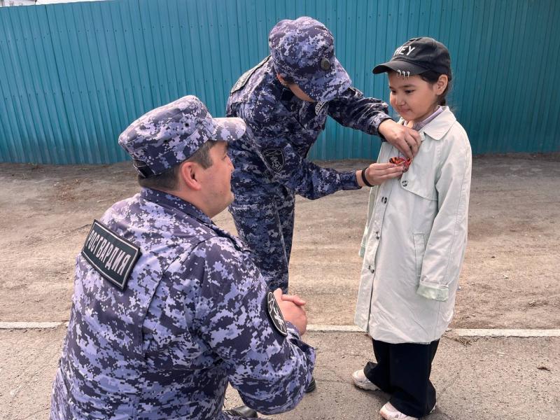 Военнослужащие Росгвардии Тувы поддержали акцию «Георгиевская ленточка»