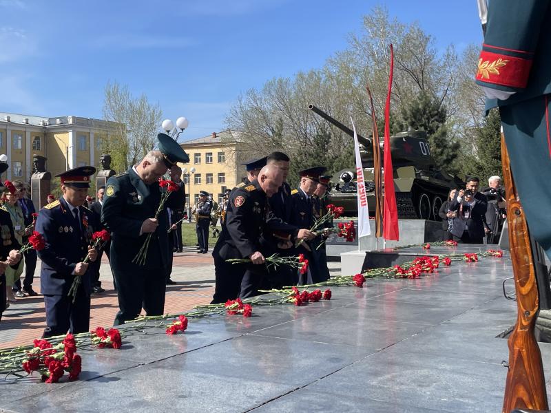 Начальник Управления Росгвардии по Республике Тыва возложил цветы к мемориалу солдатам, павшим за свободу и независимость страны