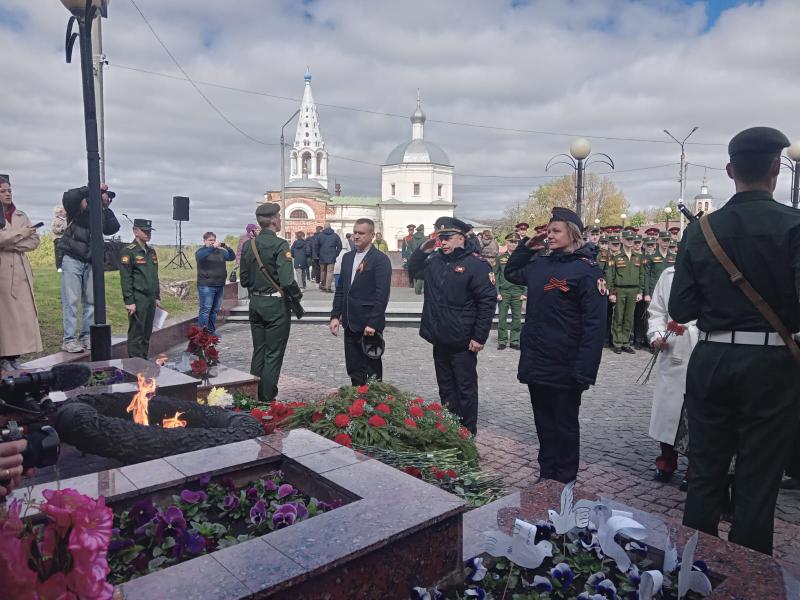 Росгвардейцы Серпухова возложили цветы к вечному огню