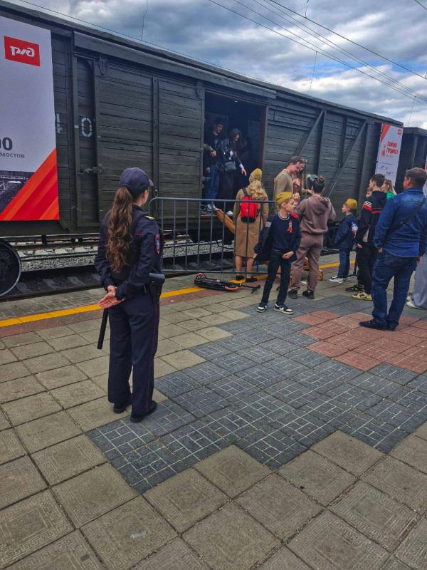 Сотрудники Юго-Восточного линейного управления МВД России на транспорте обеспечили охрану общественного порядки при прибытии бронепоезда