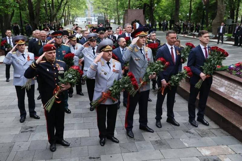 В День Победы руководитель регионального управления Росгвардии принял участие в возложении цветов к Вечному огню в Новороссийске