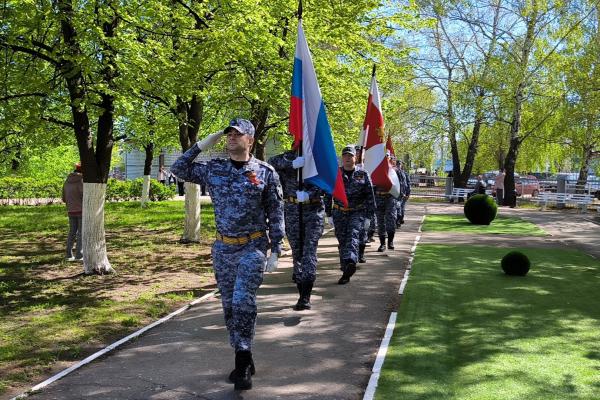 В Ульяновске росгвардейцы и кадеты «Гвардейской смены» поздравили проживающих в геронтологическом центре «Забота» с Днем Победы