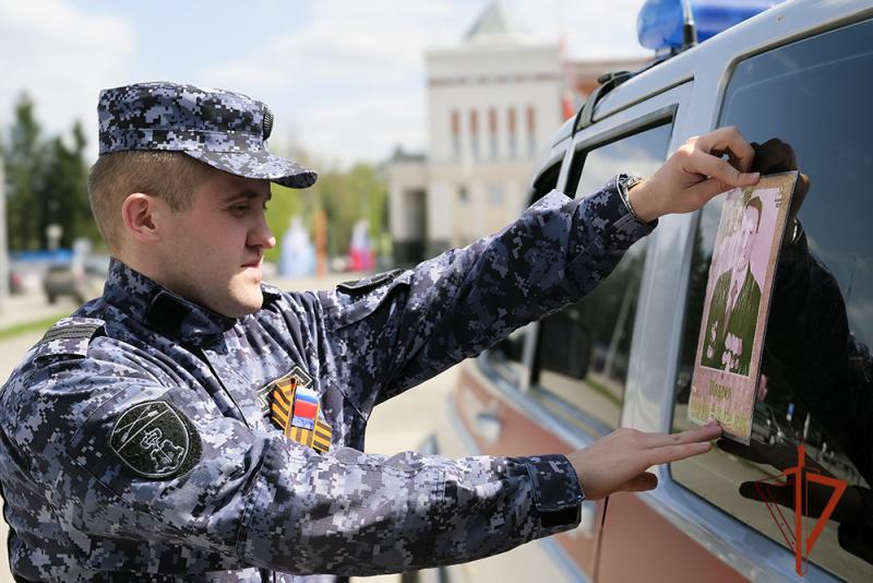 В Республике Алтай росгвардейцы участвуют в акции «Бессмертный автополк
