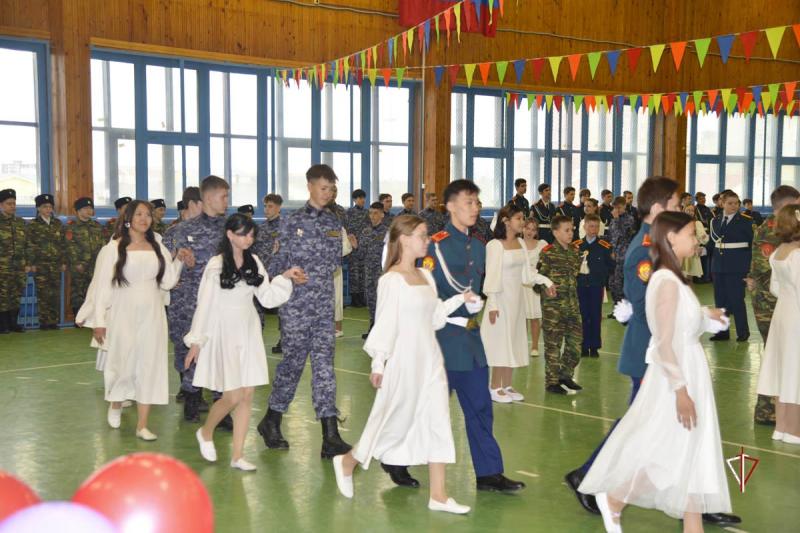 Подшефные кадеты Росгвардии стали участниками традиционного Кадетского бала в Салехарде