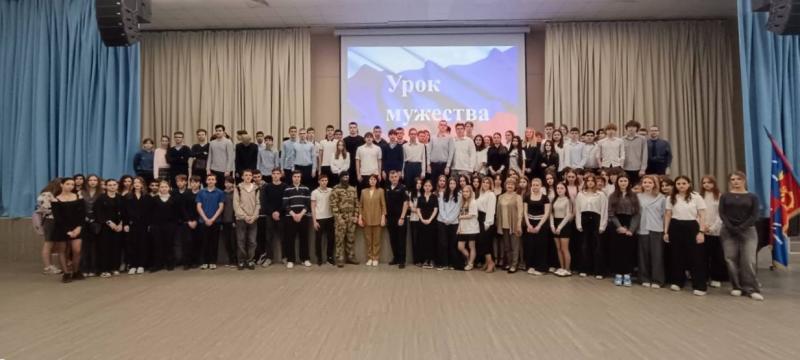 Сотрудники СОБР «Булат» подмосковного главка Росгвардии провели урок мужества для школьников