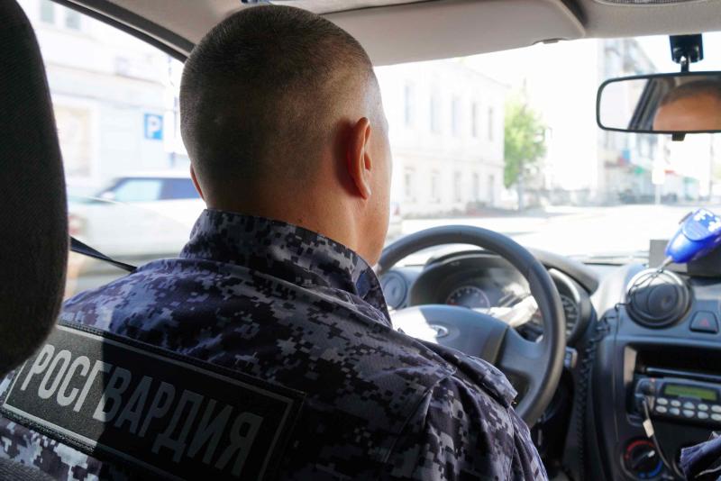 Росгвардейцы пресекли попытку хищения элитного алкоголя на сумму около 20 тысяч рублей в кемеровском гипермаркете