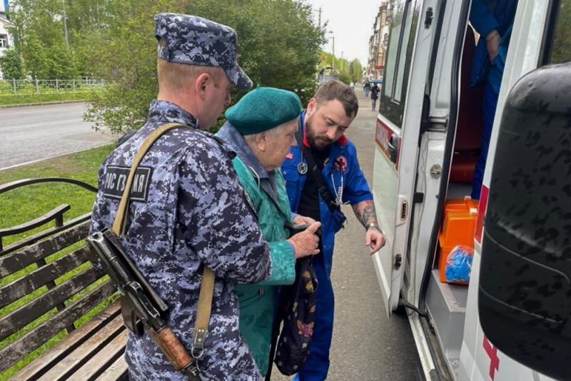 Росгвардейцы помогли пожилой женщине после падения на улице