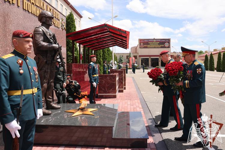 Директор Росгвардии герой России генерал армии Виктор Золотов вручил личный штандарт командующему Северо-Кавказским округом войск национальной гвардии