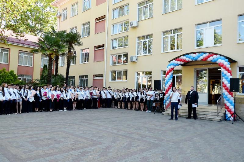 Депутат ЗСК Виктор Тепляков поздравил сочинских выпускников на торжественной линейке