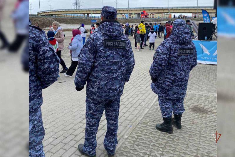 Росгвардия обеспечила безопасность полумарафона "ЗаБег.РФ" в Новом Уренгое