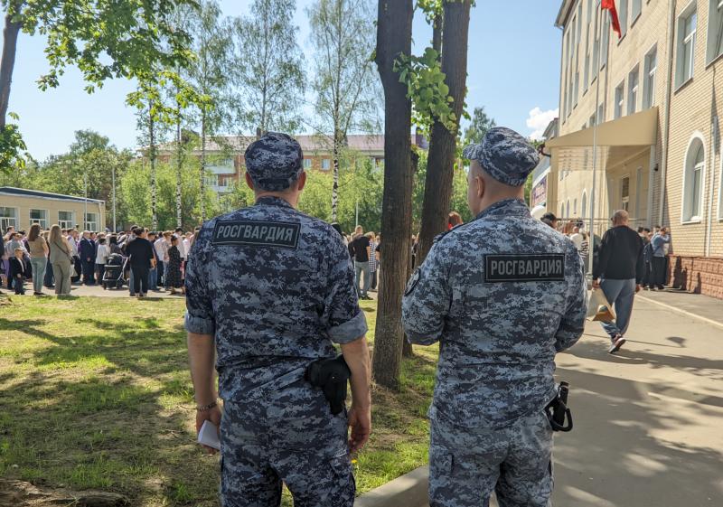 В Клину сотрудники Росгвардии обеспечили безопасность выпускников на «Последних звонках»