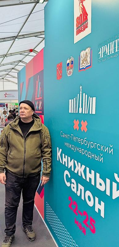 Многих  библиотекарей персонально поздравил уже краевед, автор многочисленных книг, руководитель ПО «Миус-Фронт» Андрей Кудряков