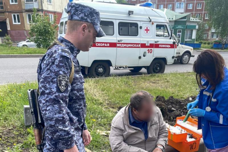 Росгвардейцы помогли 68-летнему мужчине, почувствовавшему себя плохо на улице