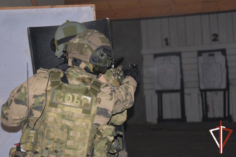 Сотрудники СОБР Росгвардии провели боевые стрельбы в Кургане