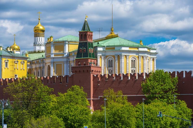 Музеи Московского Кремля начали серию летних экскурсий по Александровскому саду