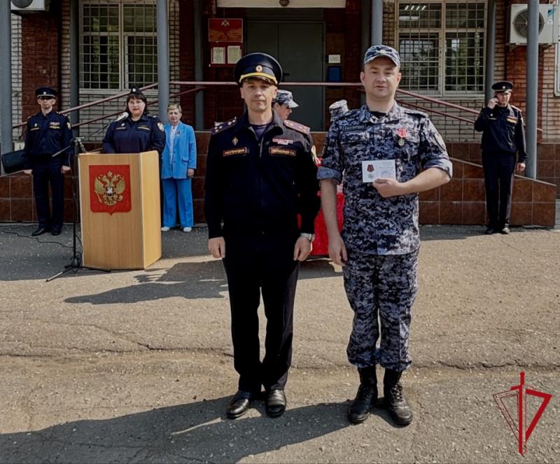 Росгвардейцы и ученики подшефного класса отмечены медалями за участие в Параде Победы в Биробиджане