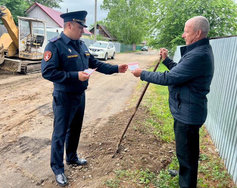 Представители Росгвардии проводят акцию по обучению населения правилам безопасного обращения с огнём в Биробиджане