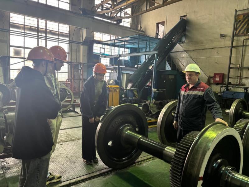 С начала 2025 года на производственных участках сервисного локомотивного депо «Печора» компании «ЛокоТех-Сервис» слесарному делу обучился 51 студент