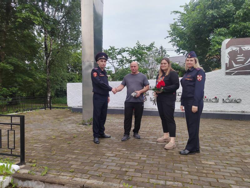 Росгвардейцы передали личную вещь родственнику участника ВОВ