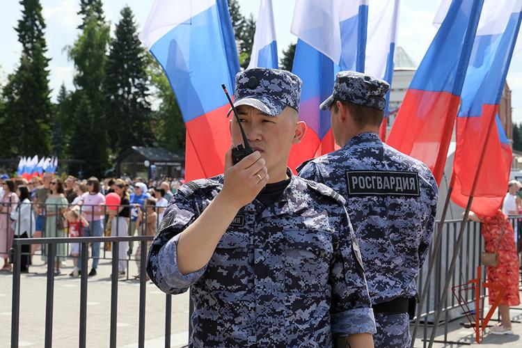 Росгвардия обеспечила безопасность празднования Дня России в Горно-Алтайске