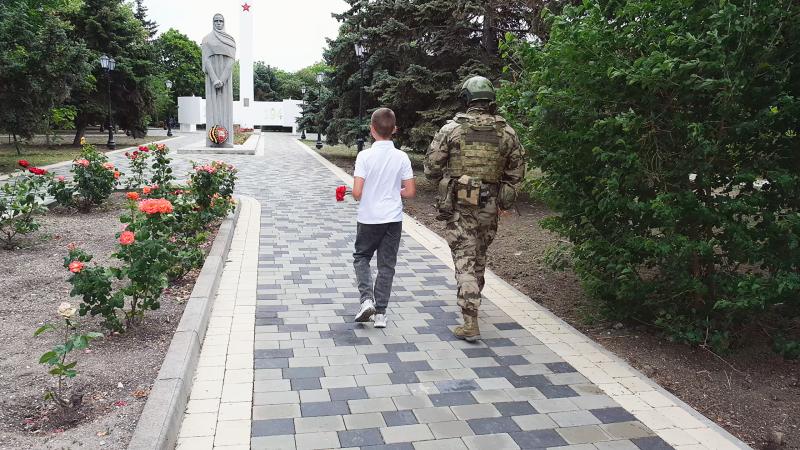 Росгвардеец создал трогательное видео ко Дню памяти и скорби с участием школьника из Херсонской области