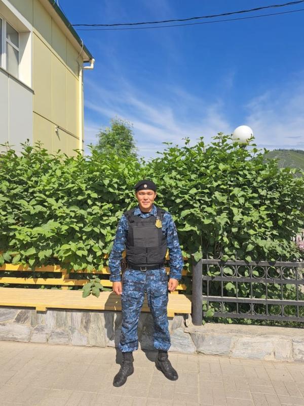 Судебный пристав спас жизнь посетителю суда