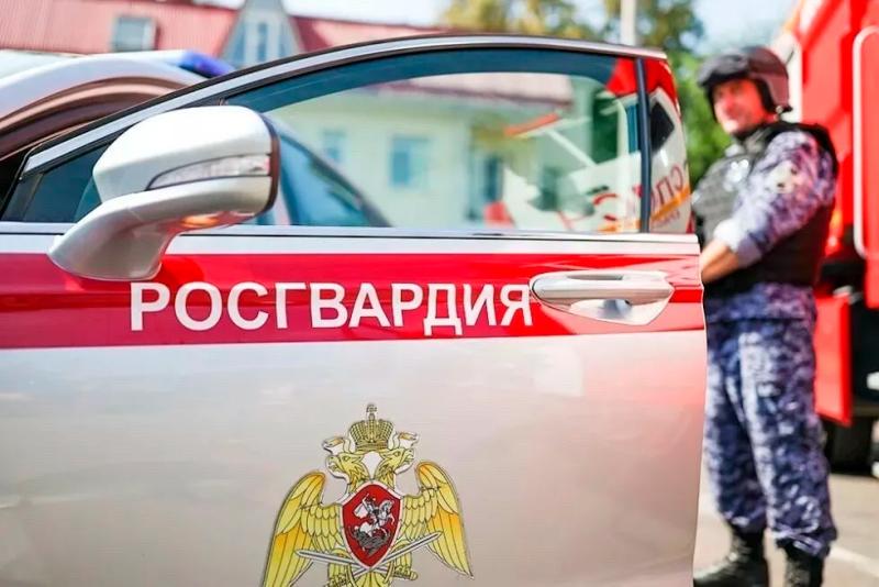 Росгвардейцы в Топках помогли пенсионеру с плохим самочувствием добраться до дома