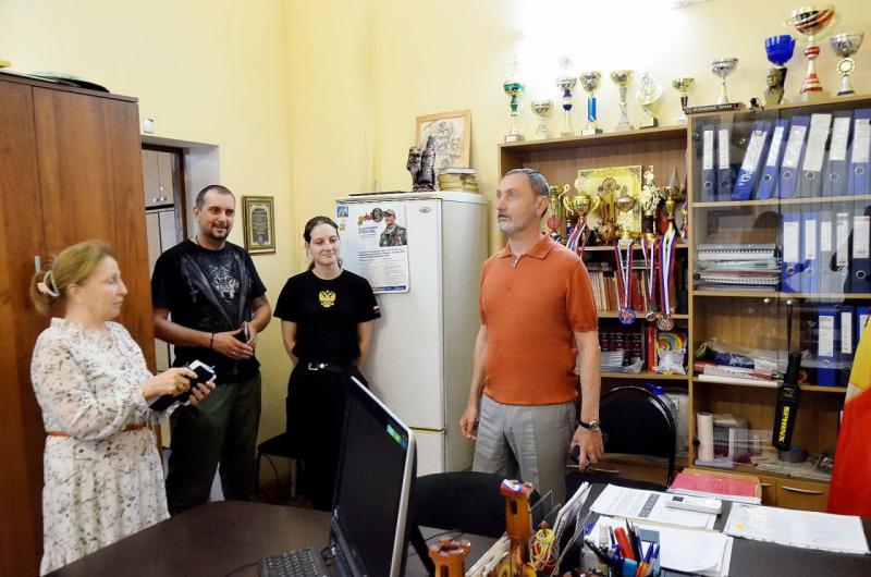 Депутат ЗСК Виктор Тепляков посетил офис казачьего общества Центрального района